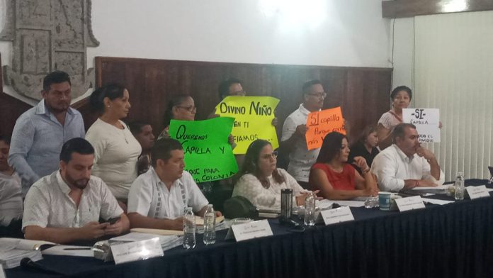 Vecinos protestas en el ayutamiento después de que el gobierno de Puerto Vallarta donó su única área verde