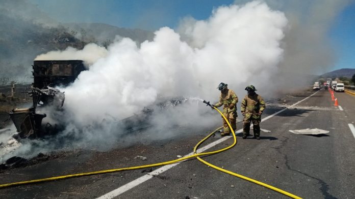 Incendio en la autopista 15D Tepic-Guadalajara es sofocado por la SSPC