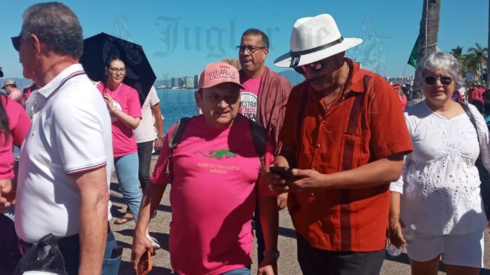 Lalo España participó en la marcha en Puerto Vallarta