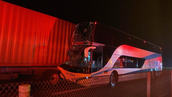 Tres lesionados en choque entre autobús de pasajeros y un tráiler al sur de Jalisco