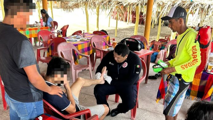 Hombre lesionado por una raya en San Blas es auxiliado por Bomberos y Guardavidas