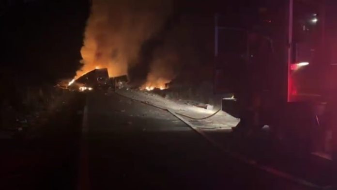 Choque de tráileres, incendio y cierre carretera Tepic-Guadalajara