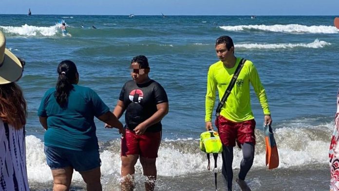 Guardavidas rescatan a menor en el mar de Sayulita