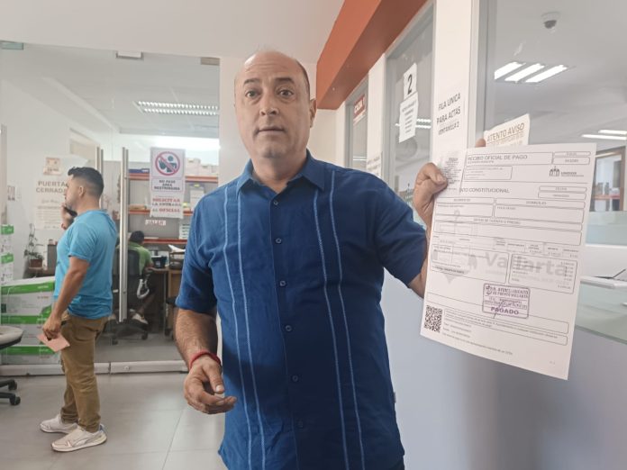 Más de tres mil 600 pesos de multa al alcalde por conducir con celular en la mano