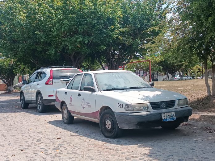 Abandonan vehículo oficial en parque de la colonia Los Portales