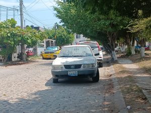 Abandonan vehículo oficial en parque de la colonia Los Portales