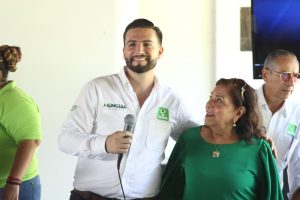 En un evento festivo, el candidato del Partido Verde, Luis Munguía, recibe el respaldo de cientos de maestros en Puerto Vallarta