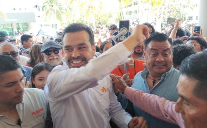 Jorge Máynez se reúne con universitarios en Puerto Vallarta