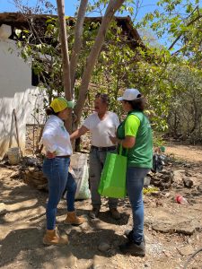 Magaly Fregoso y Tere Lepe, candidatas del PVEM respectivamente, visitan Estancia de Landeros, compartiendo compromisos con los habitantes