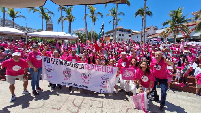 Cientos de personas se congregaron en Puerto Vallarta para participar en la 