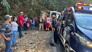 Seis menores de edad lesionados al caer camión urbano a barranco en Tepic