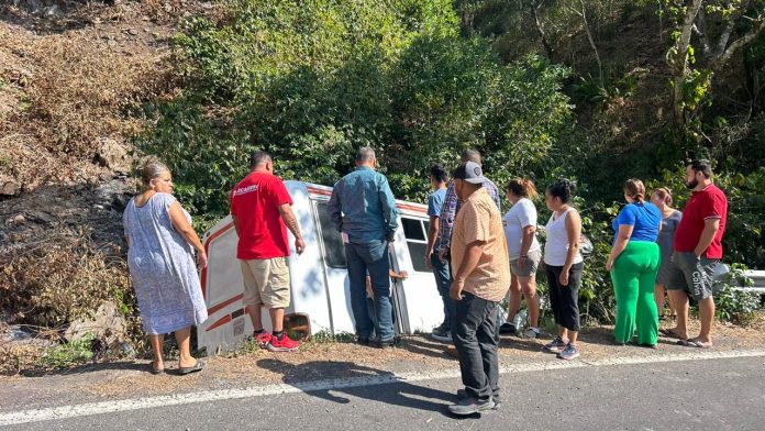 Seis menores de edad lesionados al caer camión urbano a barranco en Tepic