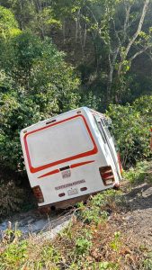 Seis menores de edad lesionados al caer camión urbano a barranco en Tepic