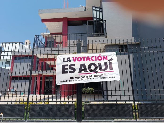 INE retira mantas apócrifas en domicilios de casillas electorales para garantizar autenticidad en las elecciones del 2 de junio