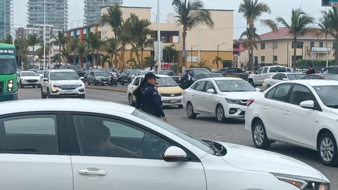 Caos vial en Puerto Vallarta, falla en semáforos en SAMS (Video)