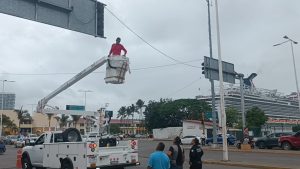 Caos vial en Puerto Vallarta, falla en semáforos en SAMS (Video)