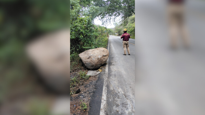 Roca retirada de 1.5 metros de diámetro de la carretera 200 por Bomberos de Nayarit que obstruía la carretera federal 200