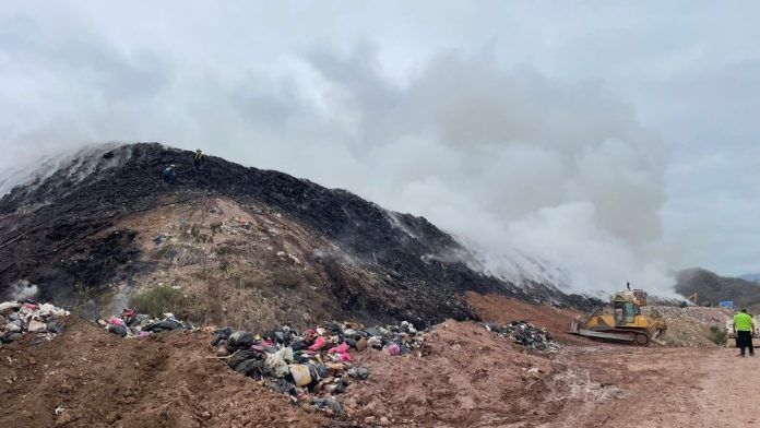 Incendio en relleno sanitario en Guayabitos afectado al 100%; bomberos y Protección Civil siguen combatiéndolo