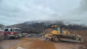 Incendio en relleno sanitario en Guayabitos afectado al 100%; bomberos y Protección Civil siguen combatiéndolo