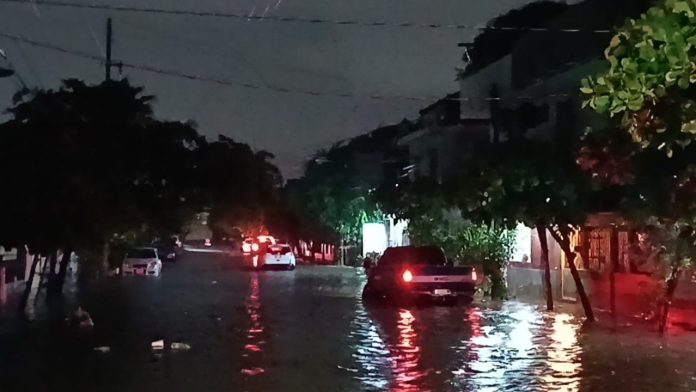 Intensa lluvia provoca encharcamientos, Puerto Vallarta (VIDEOS)