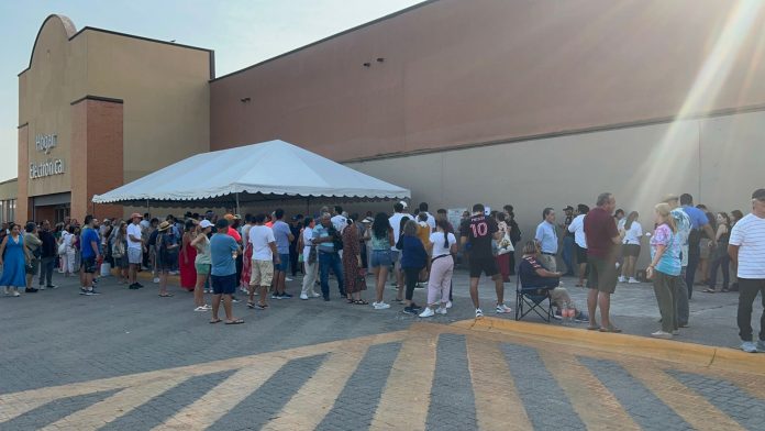 Conflictos en casillas especiales de Puerto Vallarta personas se querían meter a votar sin hacer fila