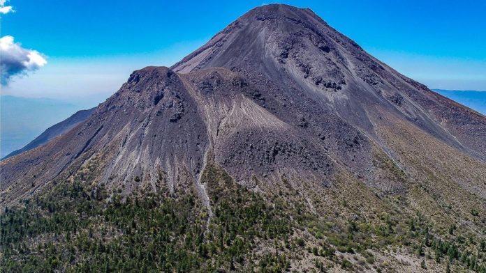 Volcán de Colima registra seis sismos, pero permanece en semáforo verde y en calma, según la Unidad Estatal de Protección Civil (UEPC)