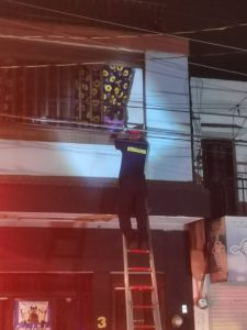 Bomberos de Nayarit y Policía Municipal, rescatan a una menor en Tepic en peligro en un segundo piso en el centro de la ciudad