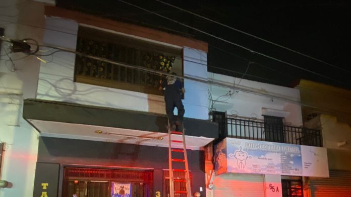 Bomberos de Nayarit y Policía Municipal, rescatan a una menor en Tepic en peligro en un segundo piso en el centro de la ciudad