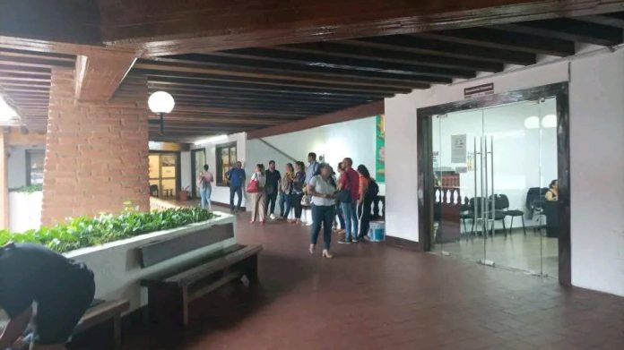 Evacúan Presidencia Municipal de Puerto Vallarta por fuga de gas