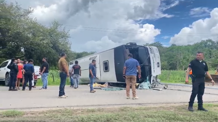 Autobús de transporte público vuelca en Puerto Vallarta deja 11 lesionados en la carretera Estatal 544 este viernes