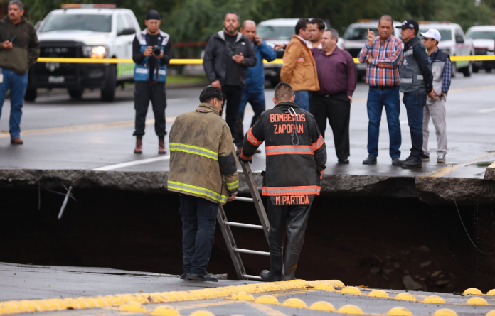 Hundimiento en Avenida López Mateos y Periférico. Coordinación entre dependencias continúa para atender hundimiento y socavón