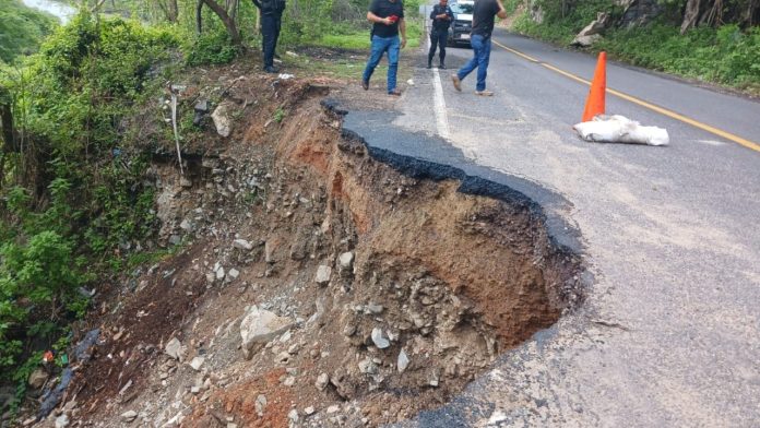 Desgajamiento y alternancia de circulación en el kilómetro 50 de la carretera Tepic-Aguamilpa. Precauciones extremas recomendadas.