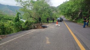 Desgajamiento y alternancia de circulación en el kilómetro 50 de la carretera Tepic-Aguamilpa. Precauciones extremas recomendadas.