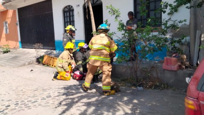 Hombre electrocutado en Puerto Vallarta: el masculino de 35 años sufre quemaduras mientras limpiaba barandal