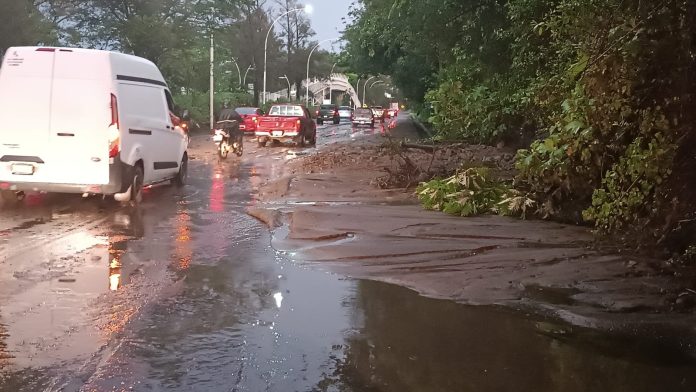 Derrumbe en libramiento de Tepic dirección Guadalajara obstruye el carril derecho en km 10+200, cerca del Hospital Premium Hills