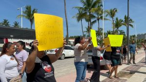 Protestan por muerte de paciente en IMSS Vallarta; familiares de  Noé Alcaraz Huerta protestan en IMSS, exigiendo destitución del director