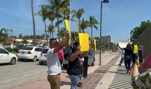 Protestan por muerte de paciente en IMSS Vallarta; familiares de  Noé Alcaraz Huerta protestan en IMSS, exigiendo destitución del director