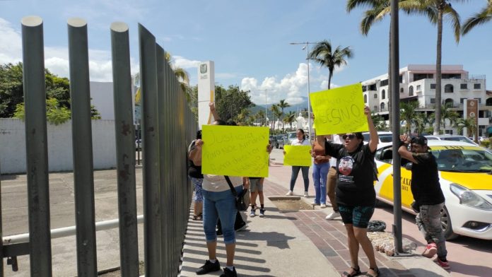 Protestan por muerte de paciente en IMSS Vallarta; familiares de Noé Alcaraz Huerta protestan en IMSS, exigiendo destitución del director