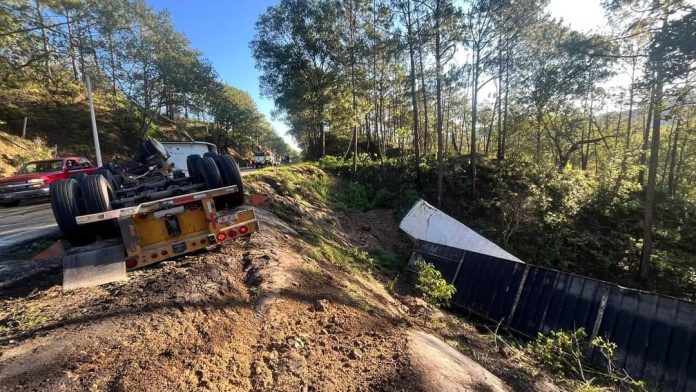 Segundo camión con pescado vuelca en Cabo Corrientes. Dos días consecutivos de accidentes en Cabo Corrientes, en la carretera federal 200