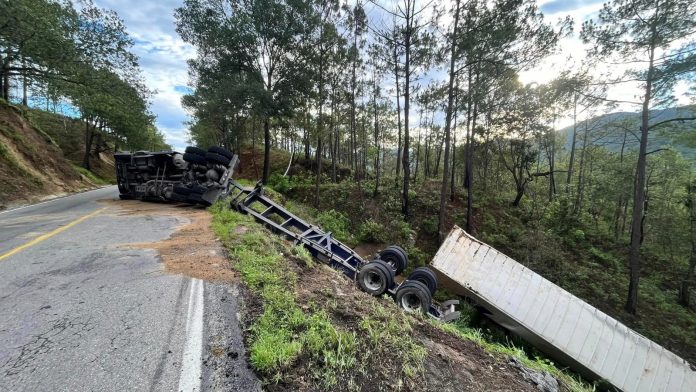 Tráiler volcó con varias toneladas de pescado en la Federal 200, lo que provocó el cierre de la vía sur causando estragos en la vialidad