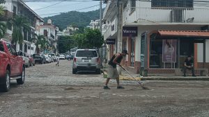 En Puerto Vallarta tapan baches por propina, ineficiencia municipal