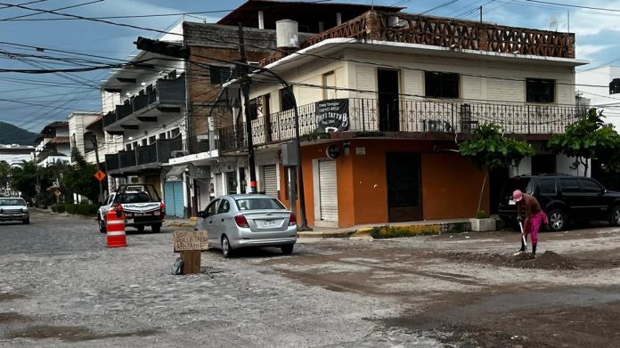 En Puerto Vallarta tapan baches por propina, ineficiencia municipal