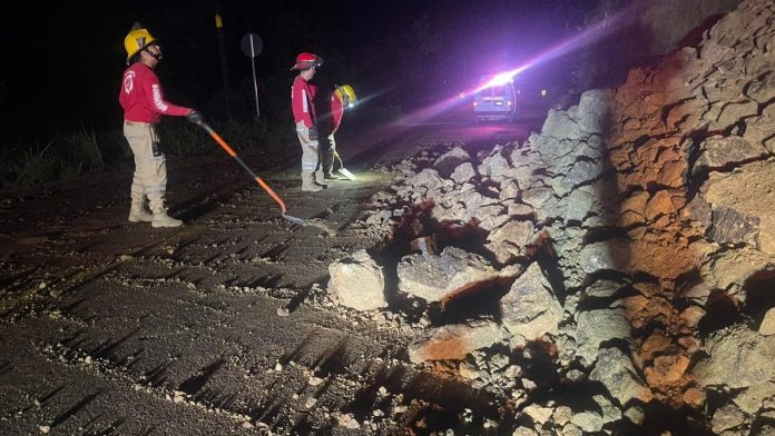 Lluvias ocasionan derrumbes en carretera libre a Puerto Vallarta; trabajan en su limpieza y seguridad para los vehículos