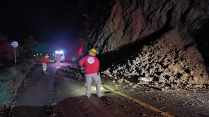 Lluvias ocasionan derrumbes en carretera libre a Puerto Vallarta; trabajan en su limpieza y seguridad para los vehículos