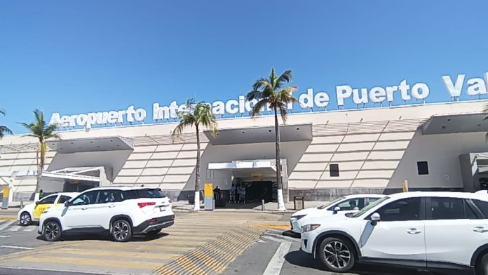 Simulacro de seguridad en el Aeropuerto Internacional de Puerto Vallarta, con apoyo de unidades de emergencia