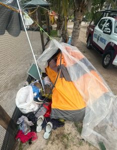 Policía Municipal de Puerto Vallarta retira personas en situación de calle en la playa del Holi, atendiendo a reportes ciudadanos