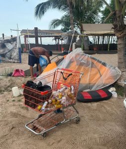 Policía Municipal de Puerto Vallarta retira personas en situación de calle en la playa del Holi, atendiendo a reportes ciudadanos