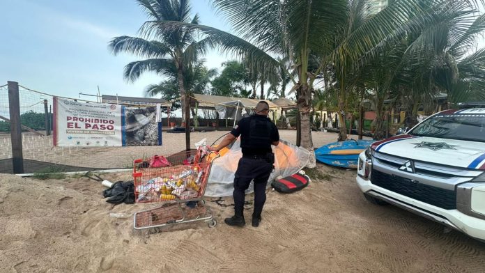 Policía Municipal de Puerto Vallarta retira personas en situación de calle en la playa del Holi, atendiendo a reportes ciudadanos