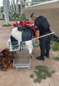 Policía Municipal de Puerto Vallarta retira personas en situación de calle en la playa del Holi, atendiendo a reportes ciudadanos