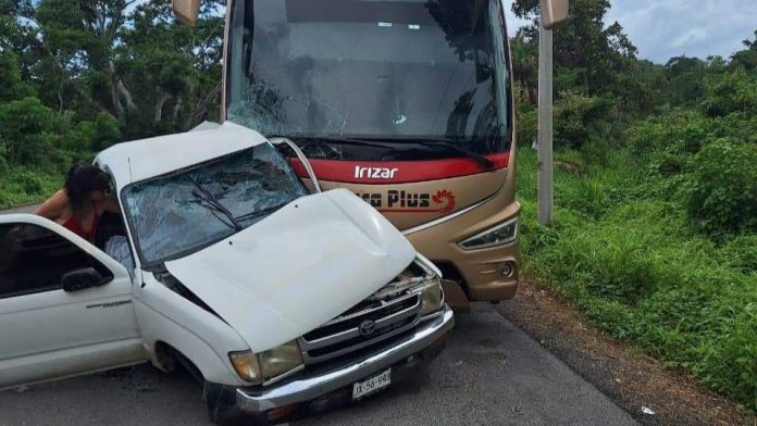 Accidente fatal: Autobús choca contra una camioneta en la Federal 200 Sur; una persona fallecida y otra lesionada